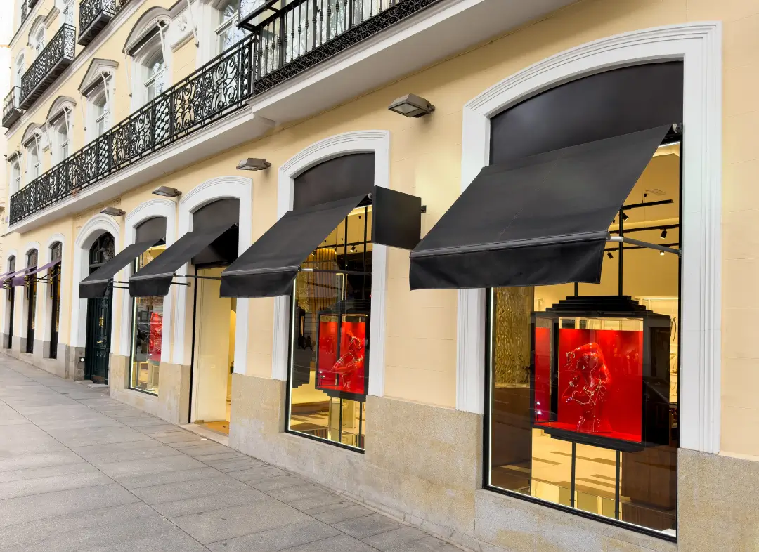 Façade vitrine de magasin en aluminium sur mesure à Thue et Mue